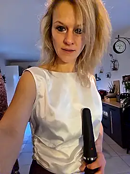 Snapshot of Couple-Kiwii-Orchidee-Boy chatting on 02-08-26, 02:31 Couple-Kiwii-Orchidee-Boy online show from 02-08-26, 02:31