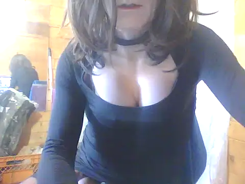 Snapshot of Luanatrav1 chatting on 02-22-26, 02:15 Luanatrav1 online show from 02-22-26, 02:15