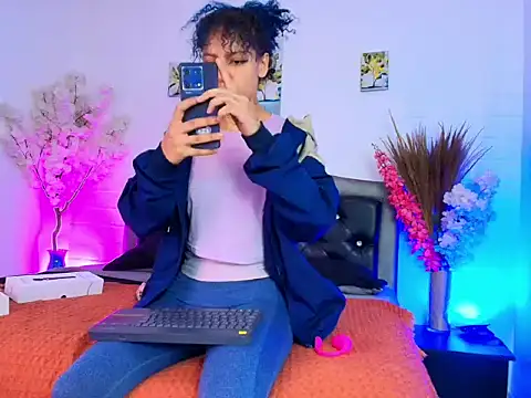 Snapshot of HannahBlue_ chatting on 02-10-26, 12:20 HannahBlue online show from 02-10-26, 12:20