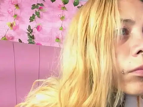 Snapshot of Dakota_Angell_ chatting on 05-07-26, 02:28 Dakota Angell online show from 05-07-26, 02:28