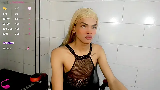 Snapshot of Karol_Vanessa__ chatting on 05-10-26, 05:07 Karol Vanessa online show from 05-10-26, 05:07