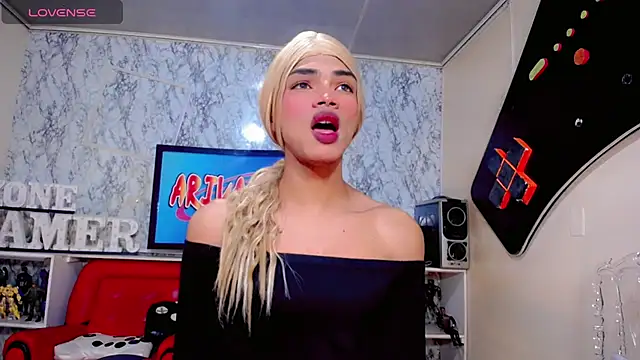 Snapshot of Karol_Vanessa__ chatting on 05-18-26, 12:11 Karol Vanessa online show from 05-18-26, 12:11
