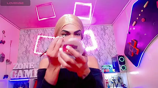 Snapshot of Karol_Vanessa__ chatting on 05-19-26, 11:38 Karol Vanessa online show from 05-19-26, 11:38