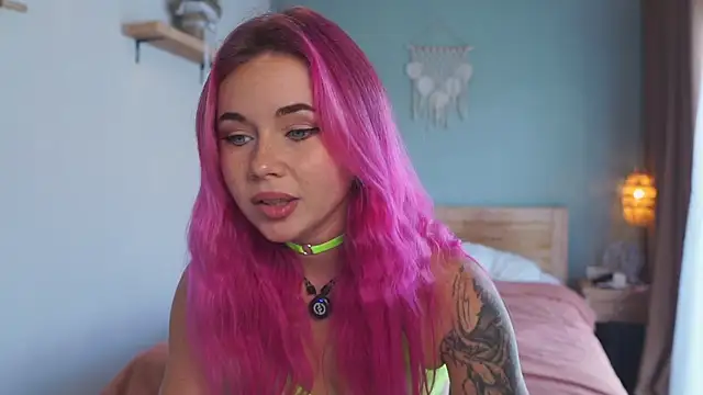 Sarah Pink online show from 12-04-25, 12:20