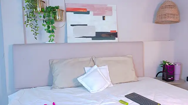 Snapshot of VioletBloomm chatting on 02-09-26, 11:36 VioletBloomm online show from 02-09-26, 11:36