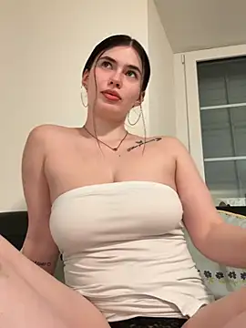 Snapshot of Evie-Moore chatting on 02-24-26, 10:30 Evie-Moore online show from 02-24-26, 10:30