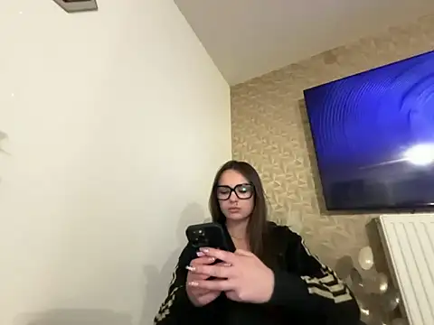 Snapshot of alixxxm7 chatting on 02-21-26, 07:37 alixxxm7 online show from 02-21-26, 07:37