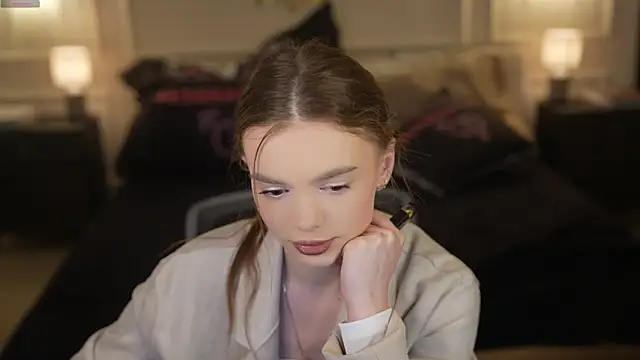 Snapshot of Zlata_Sky chatting on 06-11-26, 02:48 Zlata Sky online show from 06-11-26, 02:48