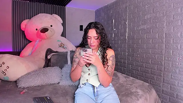 Snapshot of Magic_ivone chatting on 02-19-26, 12:01 Magic ivone online show from 02-19-26, 12:01