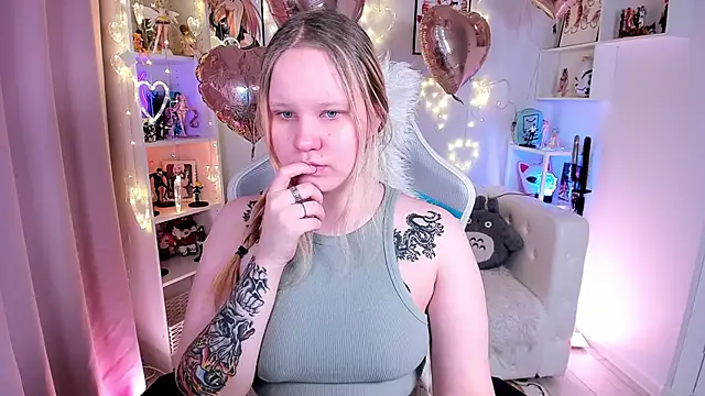 Snapshot of AnnieVibe chatting on 02-06-26, 05:27 AnnieVibe online show from 02-06-26, 05:27