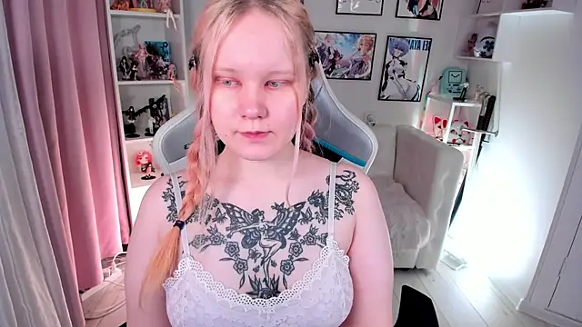 Snapshot of AnnieVibe chatting on 04-22-26, 05:36 AnnieVibe online show from 04-22-26, 05:36