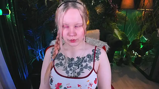 Snapshot of AnnieVibe chatting on 04-28-26, 05:29 AnnieVibe online show from 04-28-26, 05:29