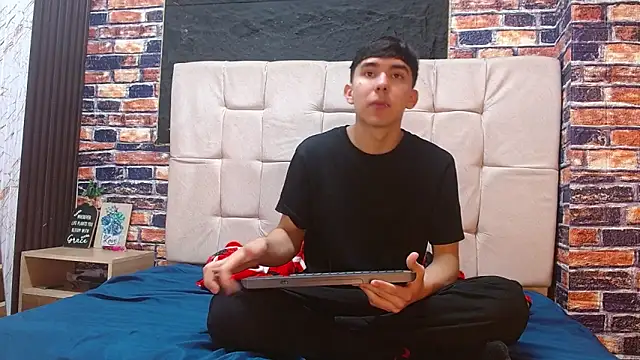 Snapshot of massimoferrera303av chatting on 02-19-26, 06:48 massimoferrera303av online show from 02-19-26, 06:48