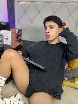 Snapshot of Samu_Hott chatting on 02-19-26, 08:05 Samu Hott online show from 02-19-26, 08:05