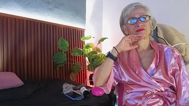 Snapshot of miss_monserrate01 chatting on 02-11-26, 01:05 miss monserrate01 online show from 02-11-26, 01:05