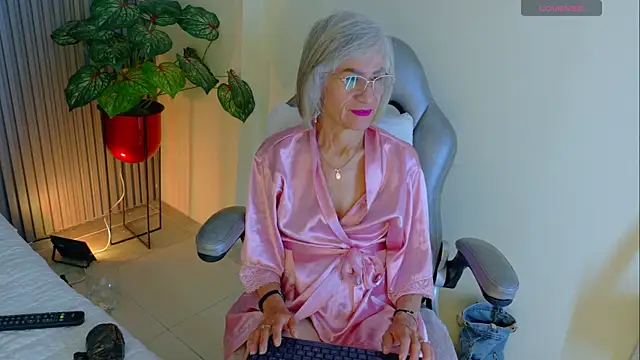 Snapshot of miss_monserrate01 chatting on 07-11-26, 02:42 miss monserrate01 online show from 07-11-26, 02:42