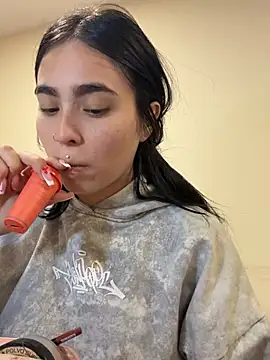 Sara Fernandez  online show from 04-08-26, 02:17