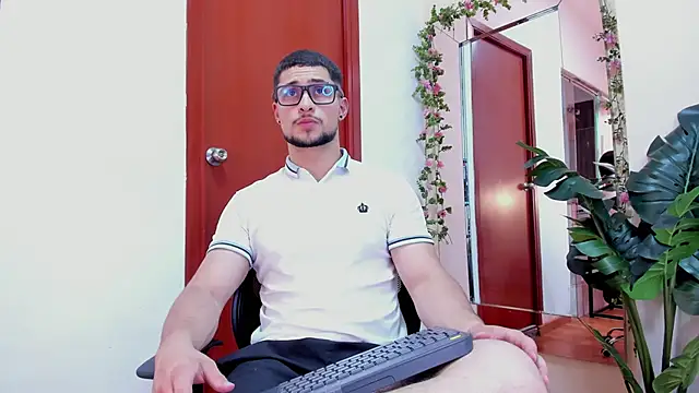 Snapshot of valenssio_moretti chatting on 02-28-26, 08:10 valenssio moretti online show from 02-28-26, 08:10