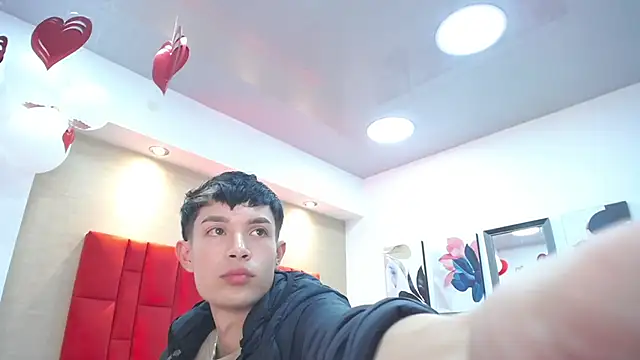 Snapshot of Skinny_Office chatting on 03-03-26, 08:04 Skinny Office online show from 03-03-26, 08:04