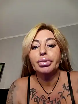 MiaMooly online show from 10-26-25, 04:24