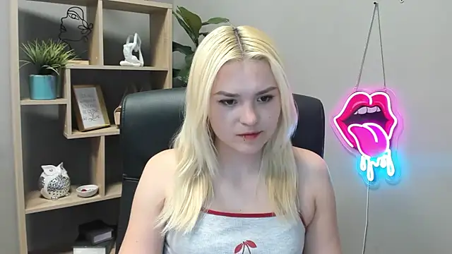 SweetLilyxo online show from 05-11-26, 06:52