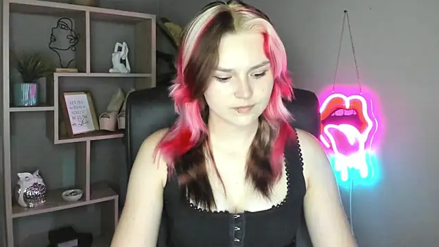 Snapshot of SweetLilyxo chatting on 06-07-26, 01:37 SweetLilyxo online show from 06-07-26, 01:37