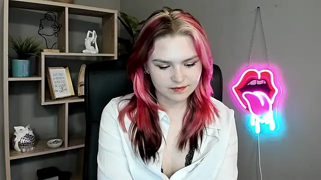 Snapshot of SweetLilyxo chatting on 06-14-26, 01:57 SweetLilyxo online show from 06-14-26, 01:57