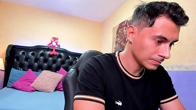 Snapshot of Mike_Conors chatting on 02-04-26, 01:33 Mike Conors online show from 02-04-26, 01:33