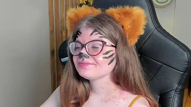 Snapshot of ChloeHalses chatting on 02-10-26, 06:12 ChloeHalses online show from 02-10-26, 06:12