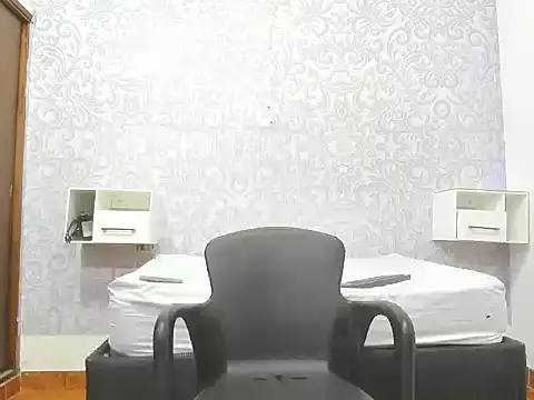 Snapshot of GoldenBoyM chatting on 05-10-26, 03:33 GoldenBoyM online show from 05-10-26, 03:33