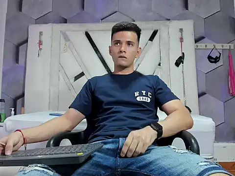 Snapshot of GoldenBoyM chatting on 06-06-26, 08:13 GoldenBoyM online show from 06-06-26, 08:13