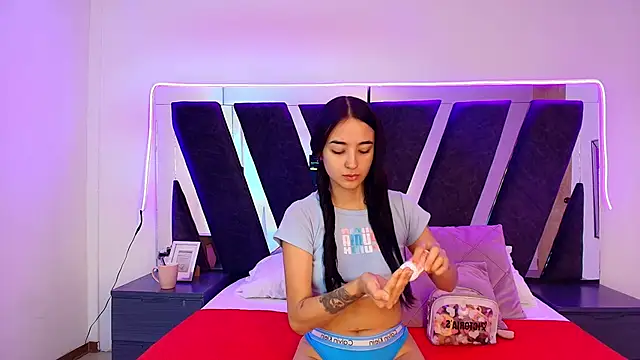 Snapshot of sophia_love__ chatting on 02-26-26, 02:05 sophia love online show from 02-26-26, 02:05