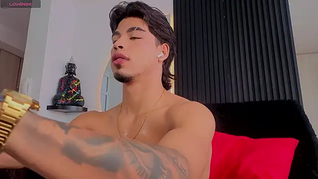 Snapshot of ARON_LUXX chatting on 02-05-26, 02:11 ARON LUXX online show from 02-05-26, 02:11