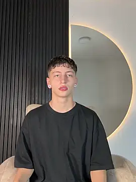 Snapshot of ARON_LUXX chatting on 02-19-26, 03:02 ARON LUXX online show from 02-19-26, 03:02