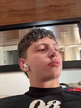 Snapshot of ARON_LUXX chatting on 03-03-26, 08:26 ARON LUXX online show from 03-03-26, 08:26