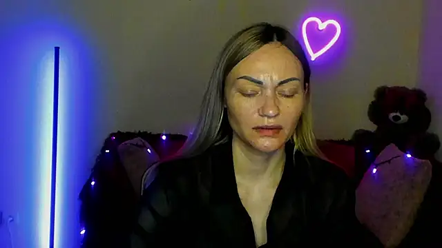 Snapshot of BlondMikey22 chatting on 05-11-26, 04:04 BlondMikey22 online show from 05-11-26, 04:04
