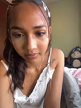 Snapshot of lyla_luv chatting on 02-15-26, 04:53 lyla luv online show from 02-15-26, 04:53