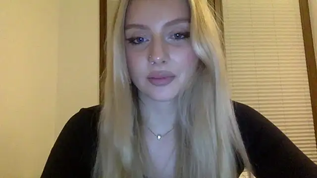 Snapshot of MayaWetDream chatting on 05-12-26, 08:17 MayaWetDream online show from 05-12-26, 08:17