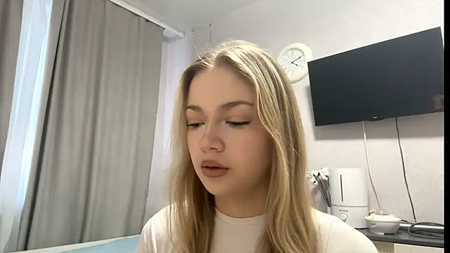 Snapshot of MilaSliger chatting on 02-17-26, 01:07 MilaSliger online show from 02-17-26, 01:07