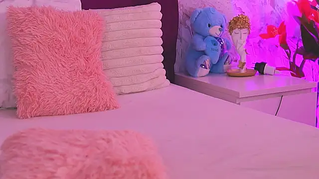 EllinaNuria online show from 04-16-26, 05:08