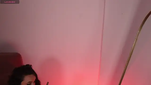 Snapshot of lara_bombshell_ chatting on 04-19-26, 02:00 lara bombshell online show from 04-19-26, 02:00