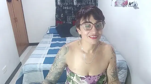 Snapshot of Charlotte_gray_ chatting on 06-14-26, 02:46 Charlotte gray online show from 06-14-26, 02:46