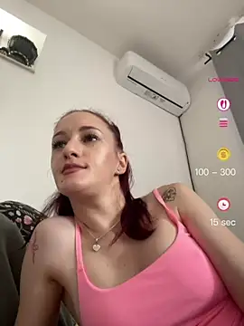 Snapshot of Roxyfoxyyy chatting on 06-15-26, 06:26 Roxyfoxyyy online show from 06-15-26, 06:26