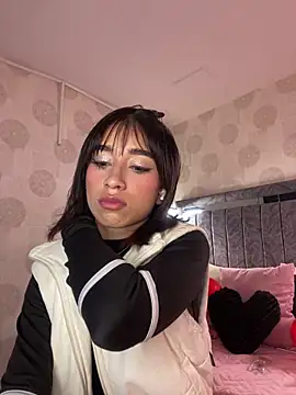 Snapshot of alahia_pink chatting on 02-12-26, 01:11 alahia pink online show from 02-12-26, 01:11