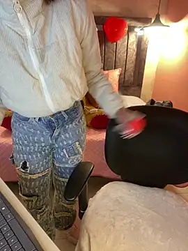 Snapshot of alahia_pink chatting on 02-13-26, 03:24 alahia pink online show from 02-13-26, 03:24