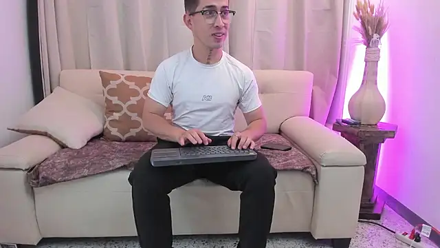 Snapshot of Tommas_Jhonson chatting on 02-17-26, 03:47 Tommas Jhonson online show from 02-17-26, 03:47