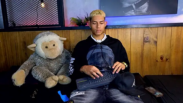 ItsZairen online show from 03-06-26, 03:36