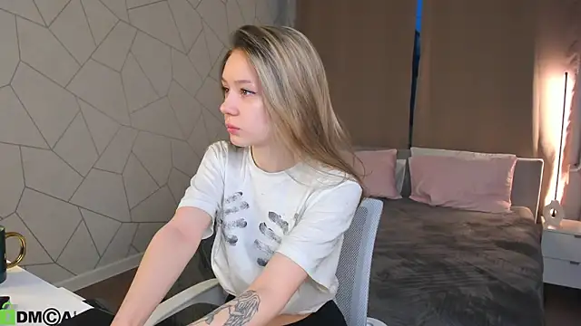 Snapshot of Mini_Allice chatting on 02-12-26, 01:22 Mini Allice online show from 02-12-26, 01:22