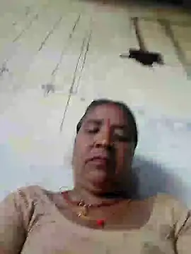 Snapshot of Loomaraj chatting on 05-31-26, 04:42 Loomaraj online show from 05-31-26, 04:42
