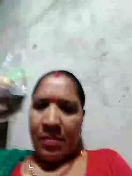 Snapshot of Loomaraj chatting on 06-13-26, 05:00 Loomaraj online show from 06-13-26, 05:00